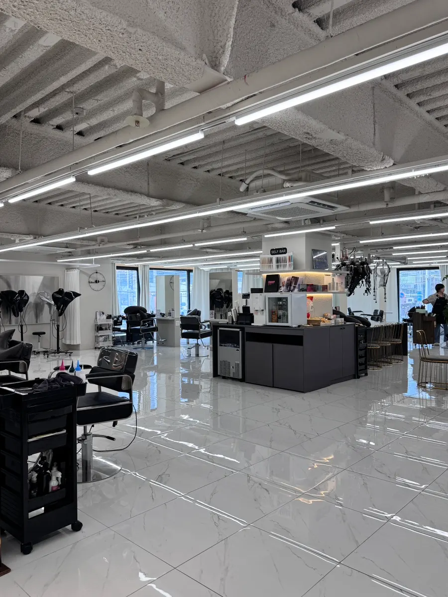 Spacious interior at Vivienne Hair, Changwon Sangnam branch