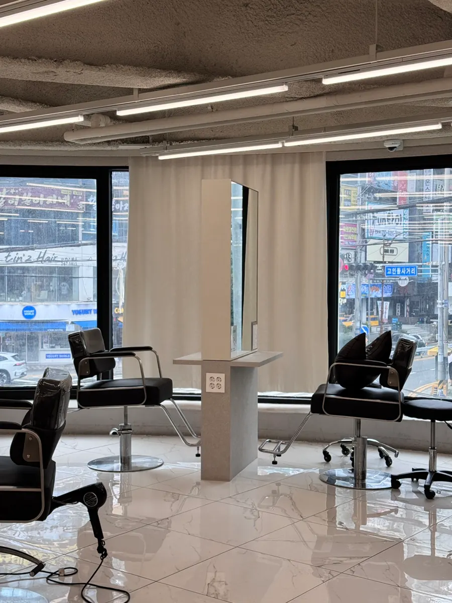 Large roadside windows at Vivienne Hair, Changwon Sangnam branch