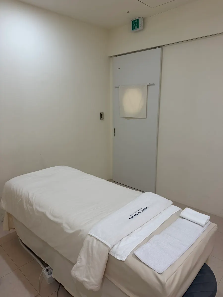 브이메디스파 내부 통로와 제품 쇼케이스