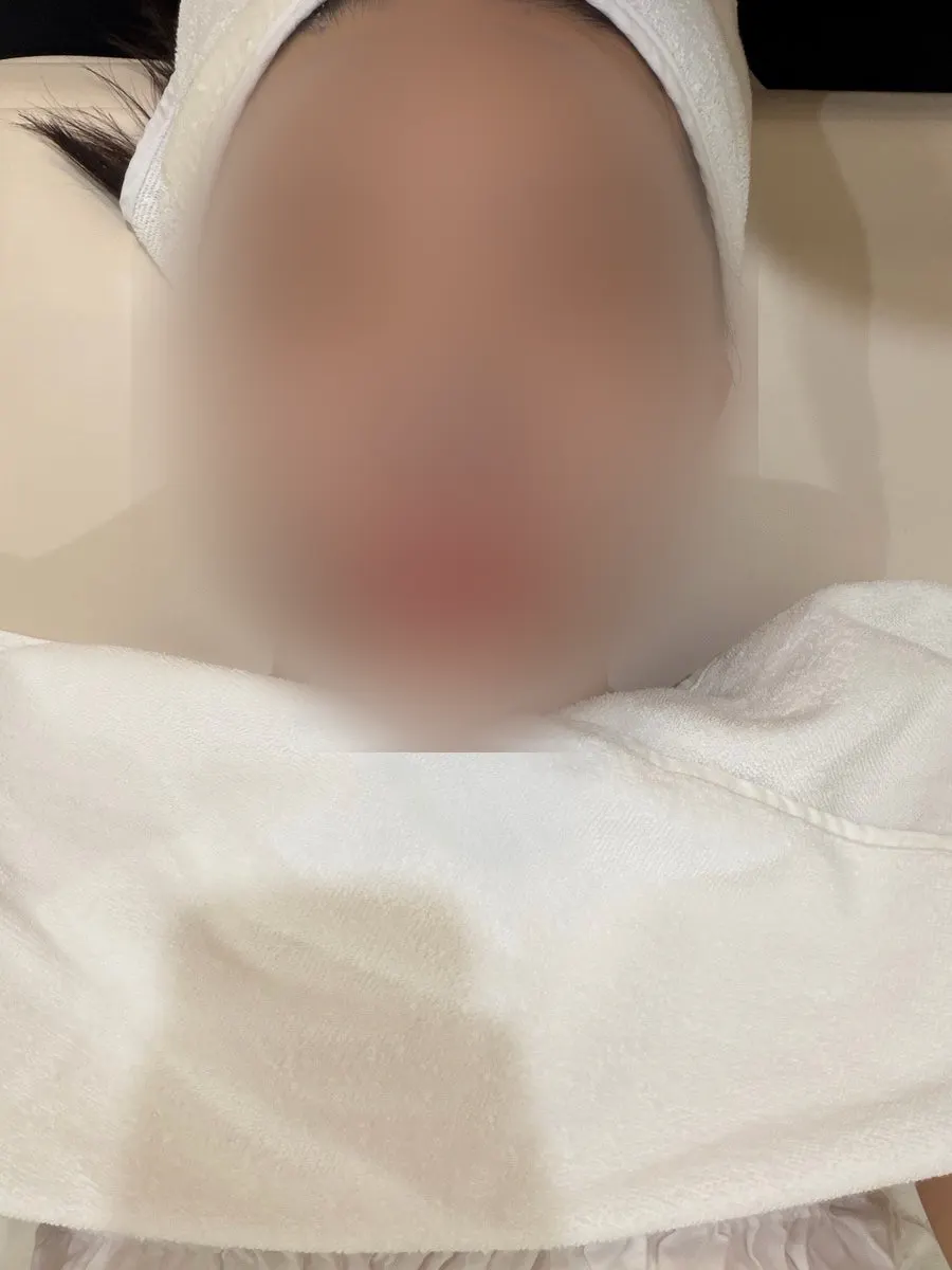 관리 베드에 누워 케어 받는 모습