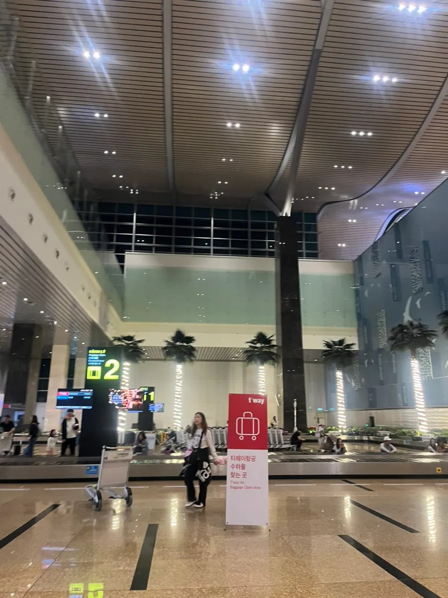Cam Ranh Airport immigration line while using fast track