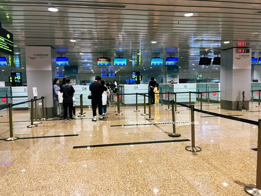 Regular immigration line visible beside the fast-track line