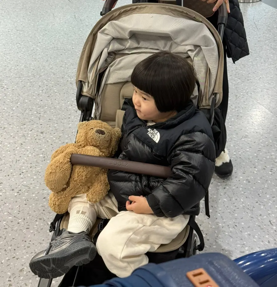 가족 여행 출발을 준비하는 김해공항 국제선