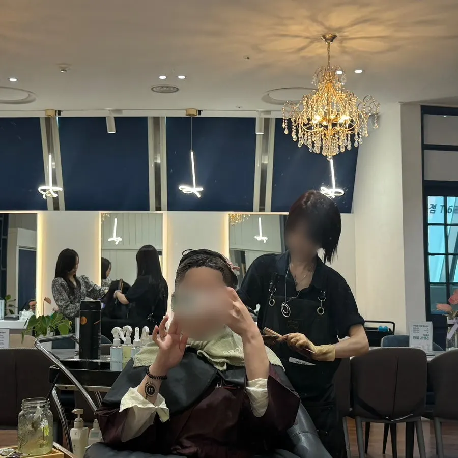 염색약 도포 중인 모습