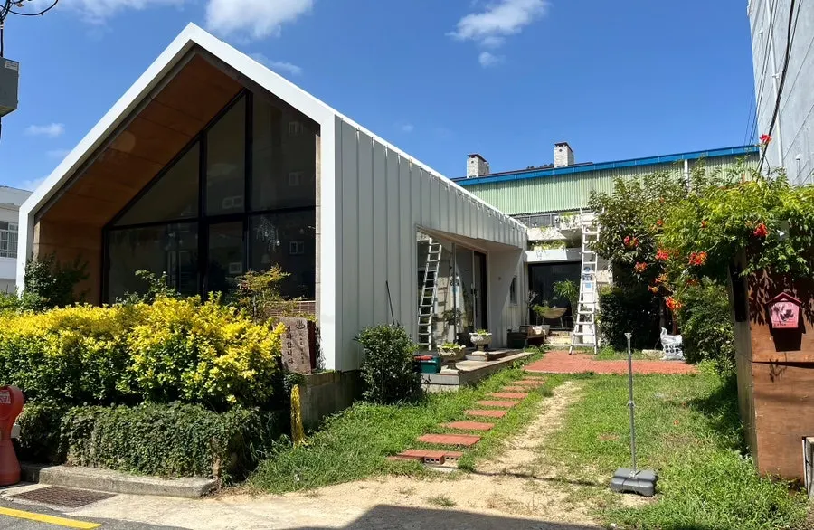 Main image of Café Buajang in Minrak-dong