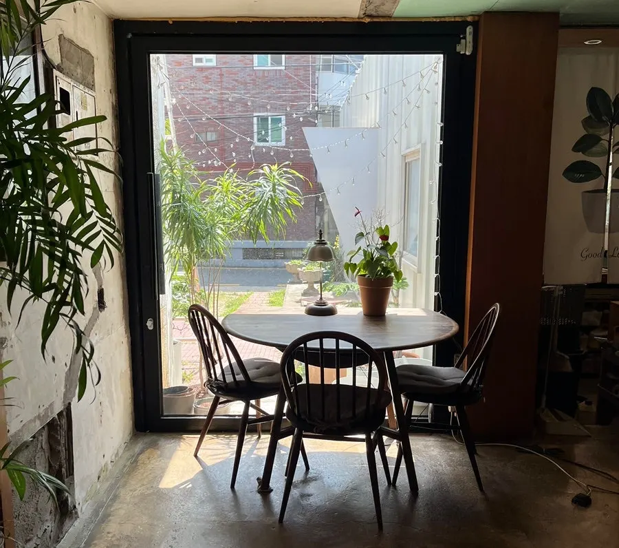 Freely arranged tables at Café Buajang