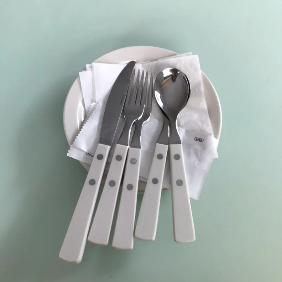 테이블에 차려진 바우트 브런치 한 상