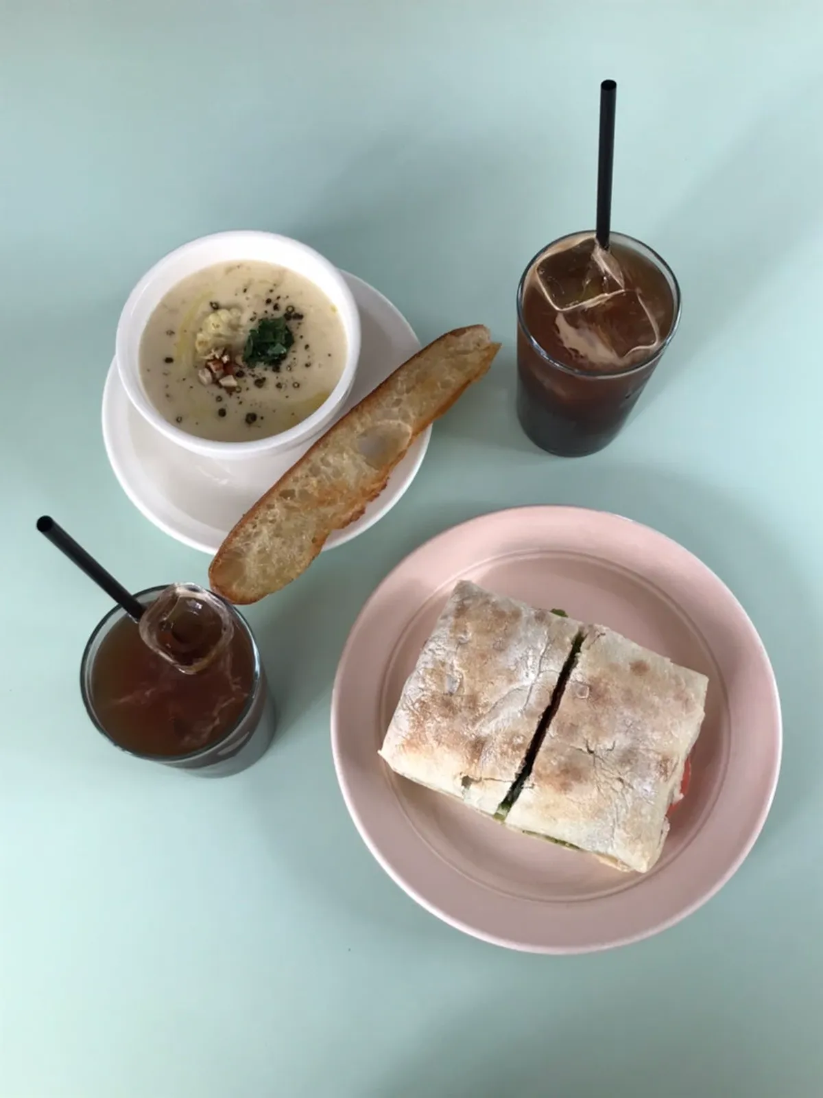 치아바타 샌드위치와 크림 스프가 놓인 브런치 상차림