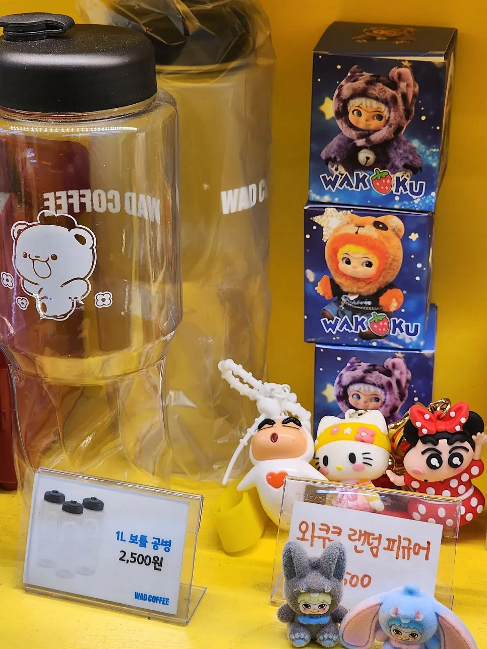 피규어가 놓인 카페 선반