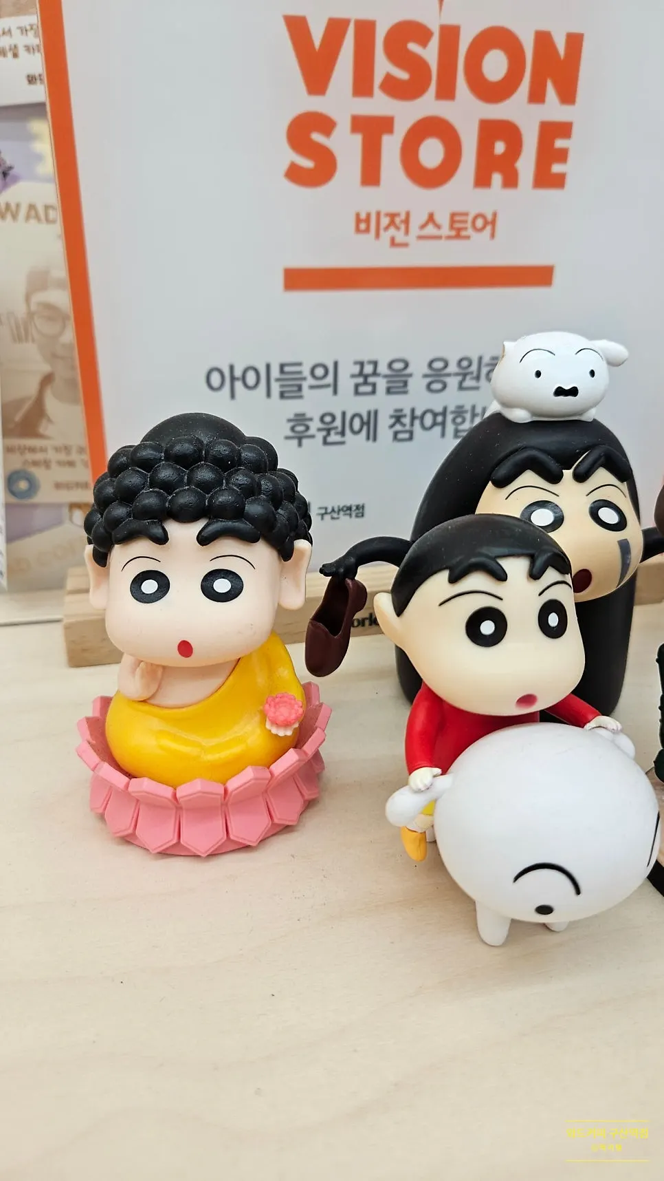 주문한 음료와 디저트가 놓인 모습