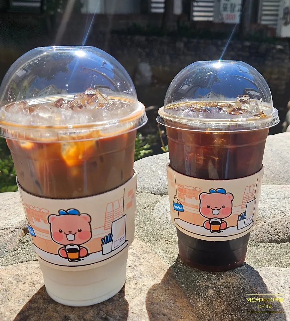 바닐라콜드브루라떼와 디카페인 콜드브루 컵