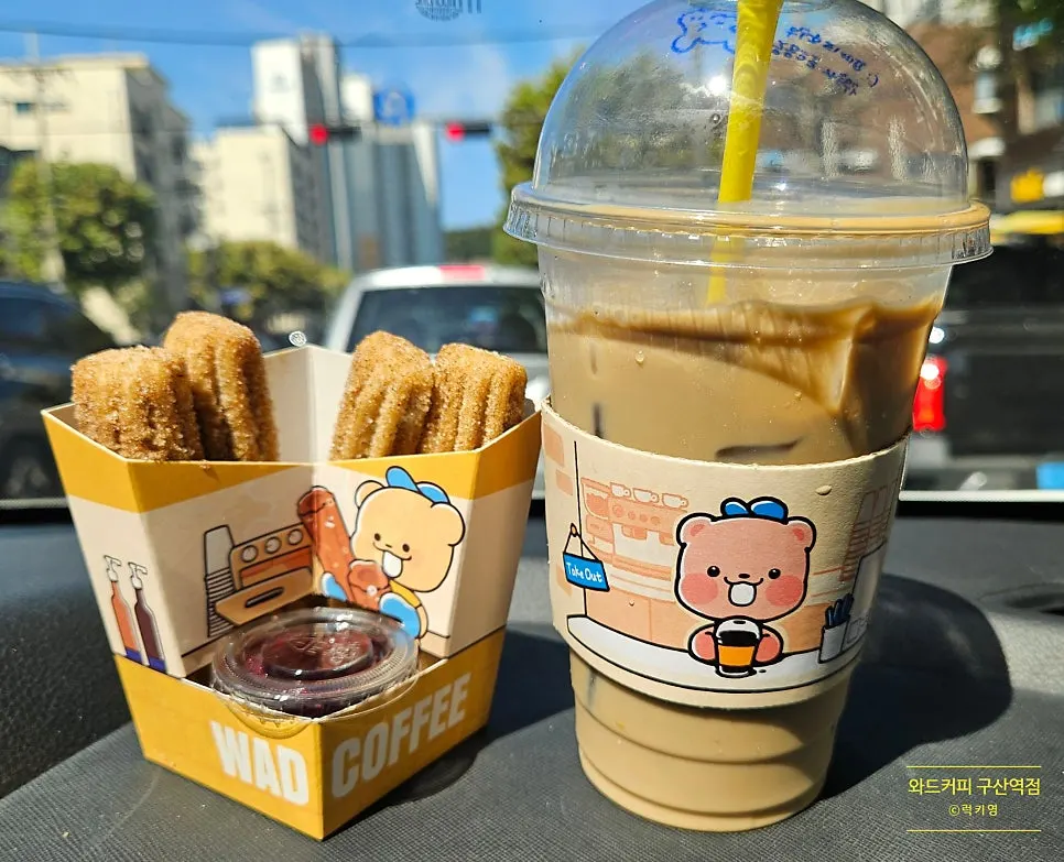 스티커가 붙은 디저트 포장