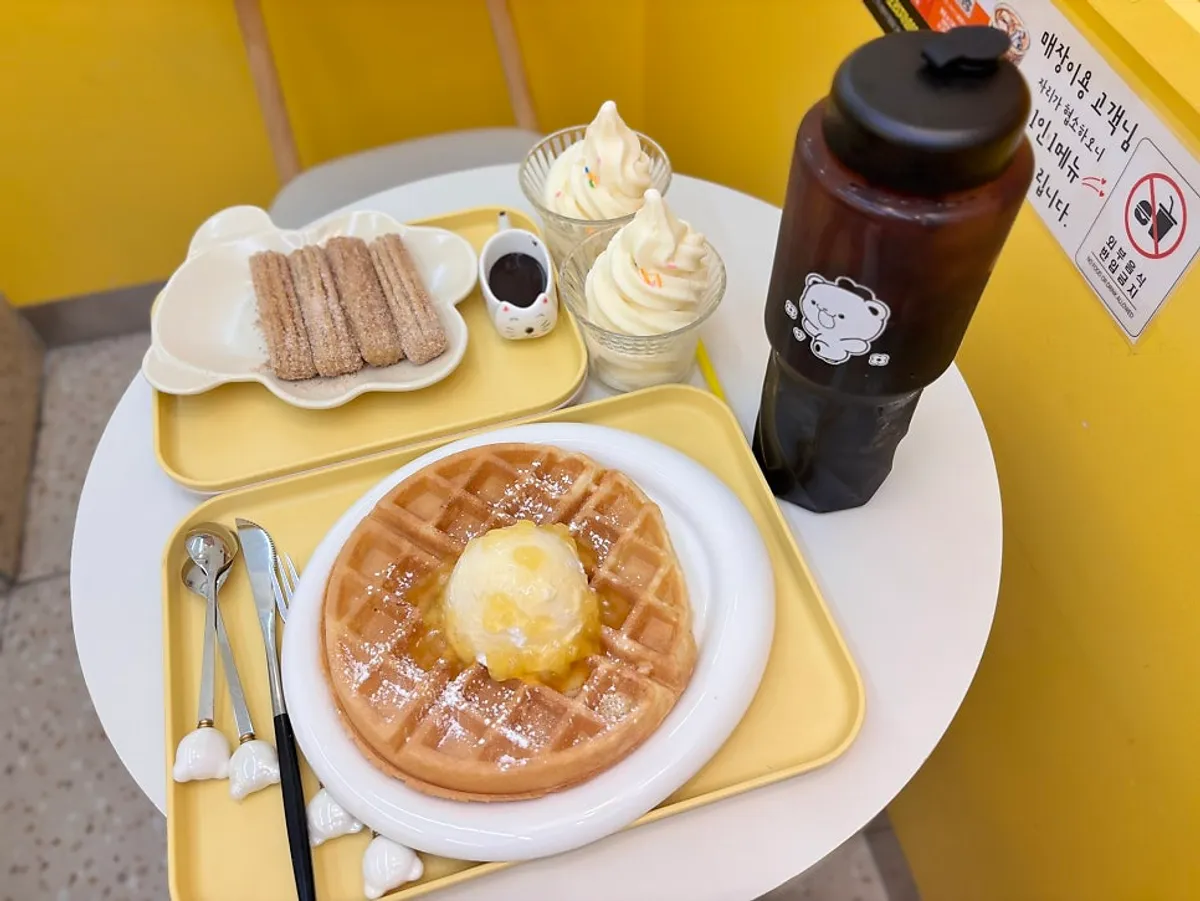 1L bottle coffee and desserts at Ward Coffee Gusan Station Branch