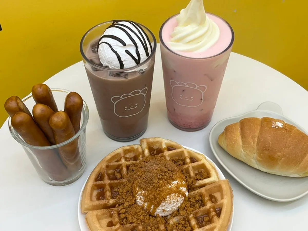 Caramelotus waffle and strawberry condensed milk latte set