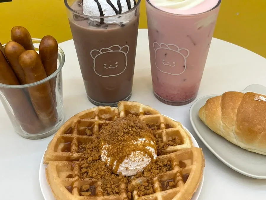 Scooping the waffle together with ice cream