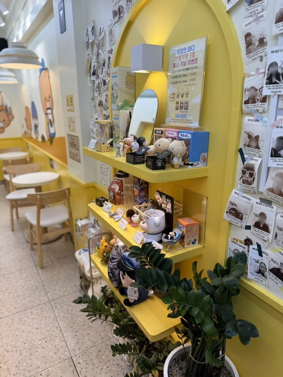 Little props scattered around Ward Coffee Gusan Station Branch