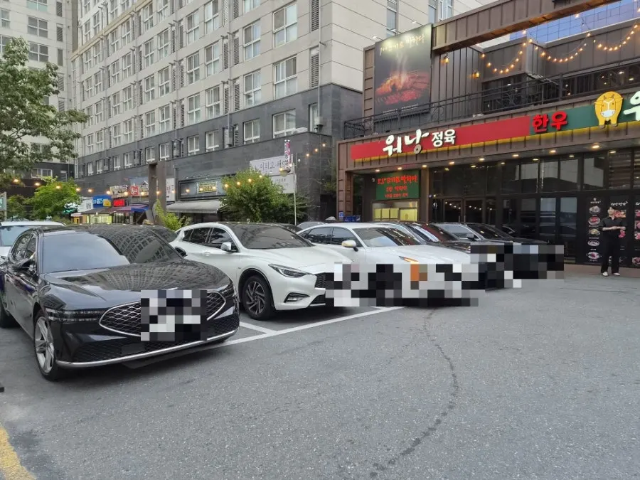 워낭명가 건물 앞 전용주차장