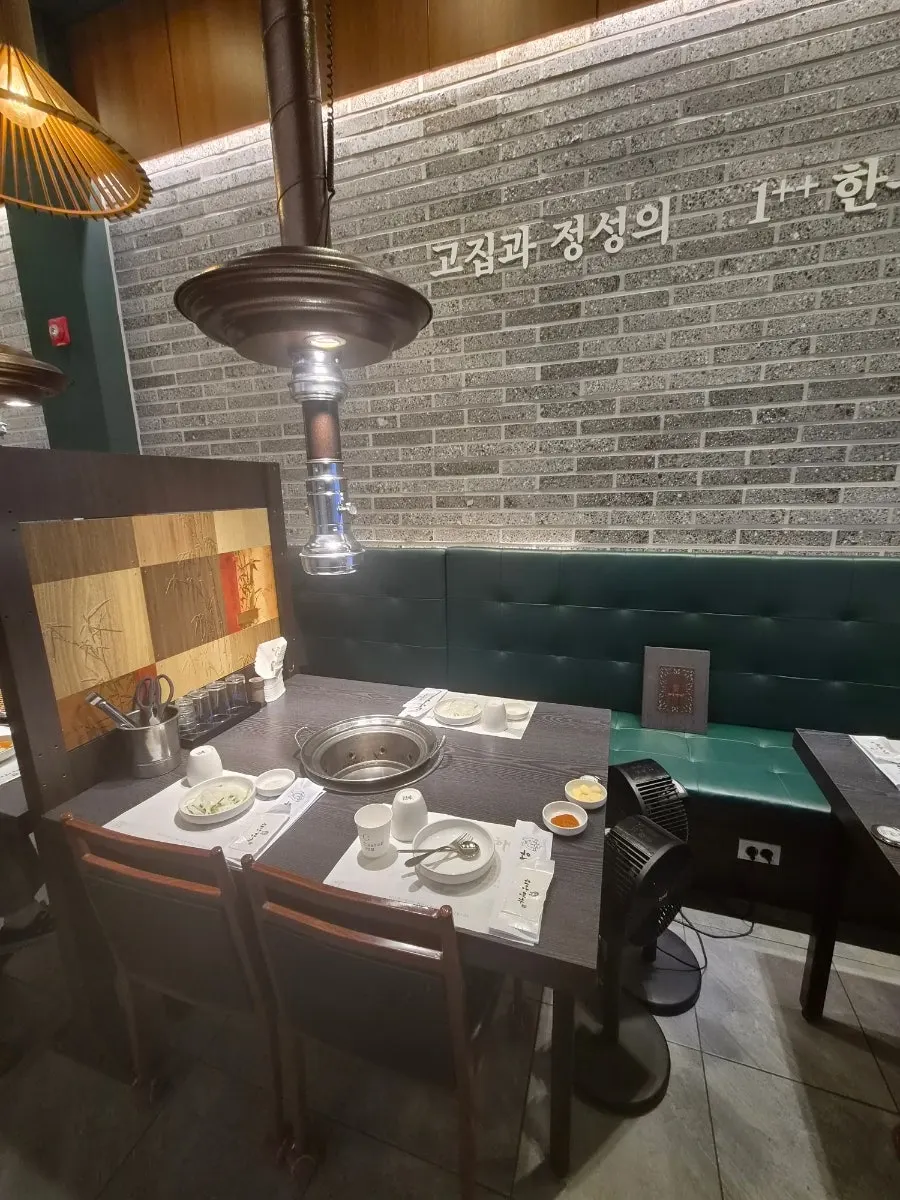 칸막이가 있는 워낭명가 테이블 자리