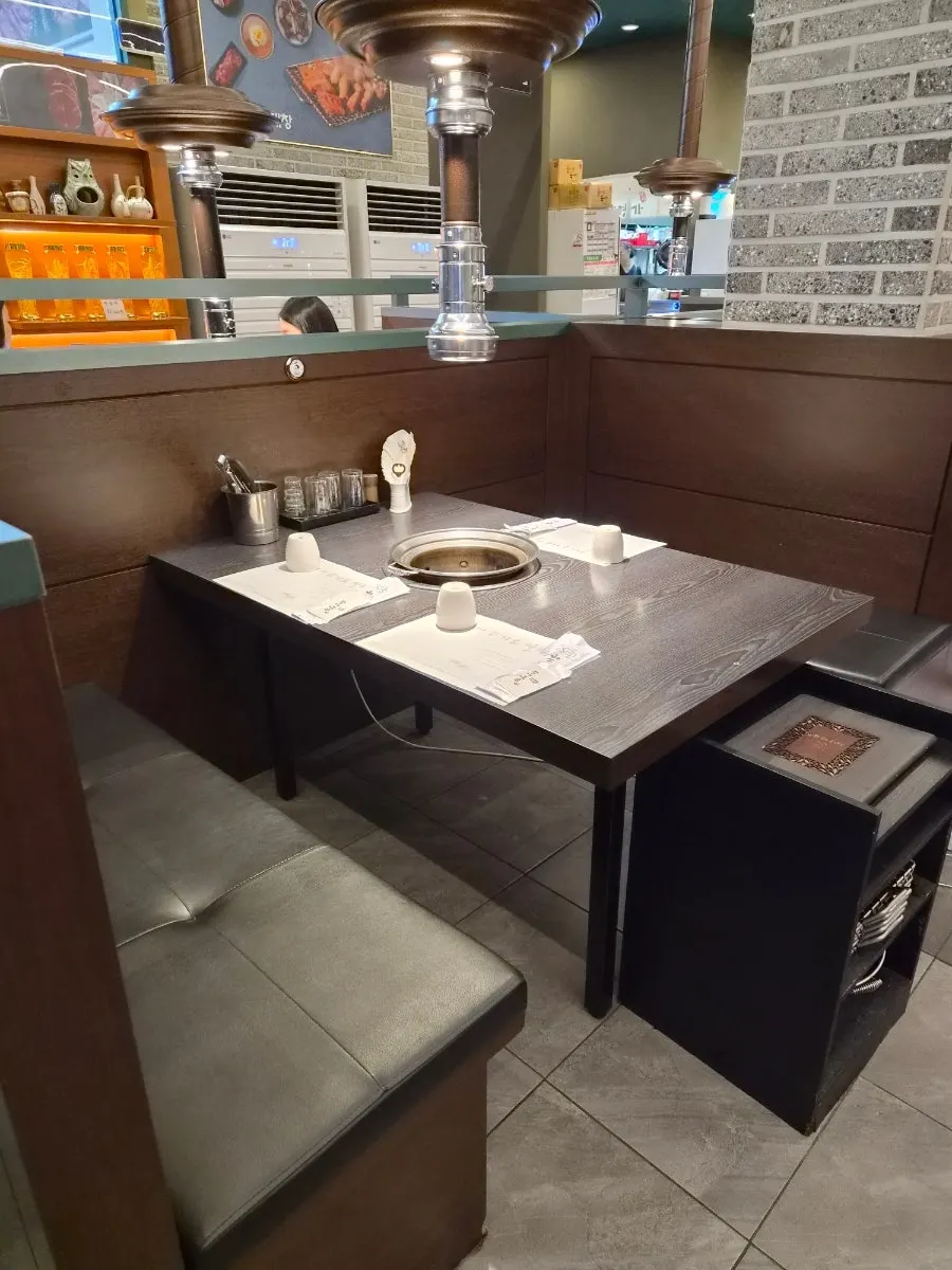 옆면 뒷면 칸막이가 있는 좌석