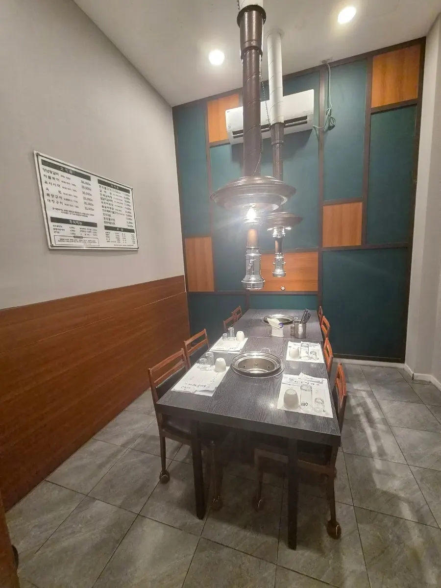 칸칸이 나뉜 매장 가운데 좌석