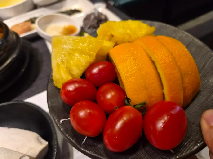 1층 입구 우측 셀프바 과일 코너