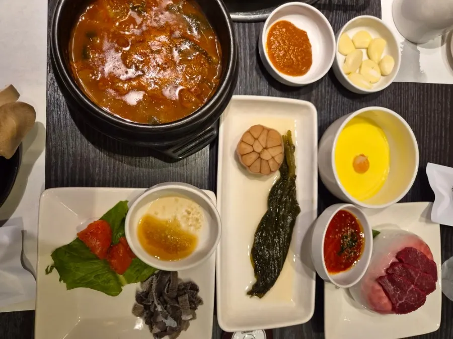 푸짐하게 차려진 기본상차림 한 상