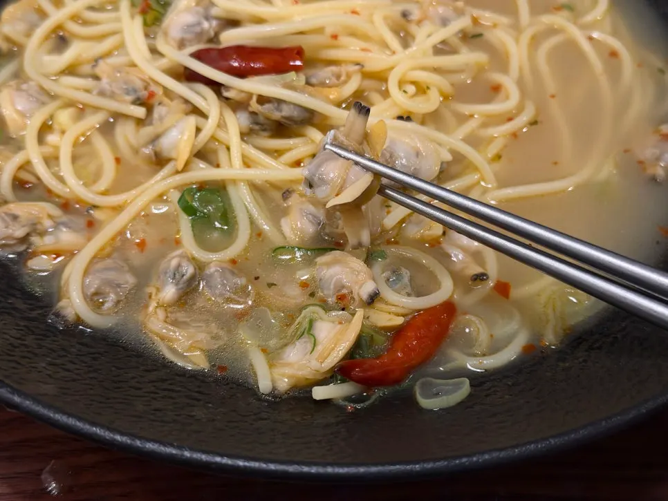 Clam sool-jjim broth with garlic and cheongyang chili