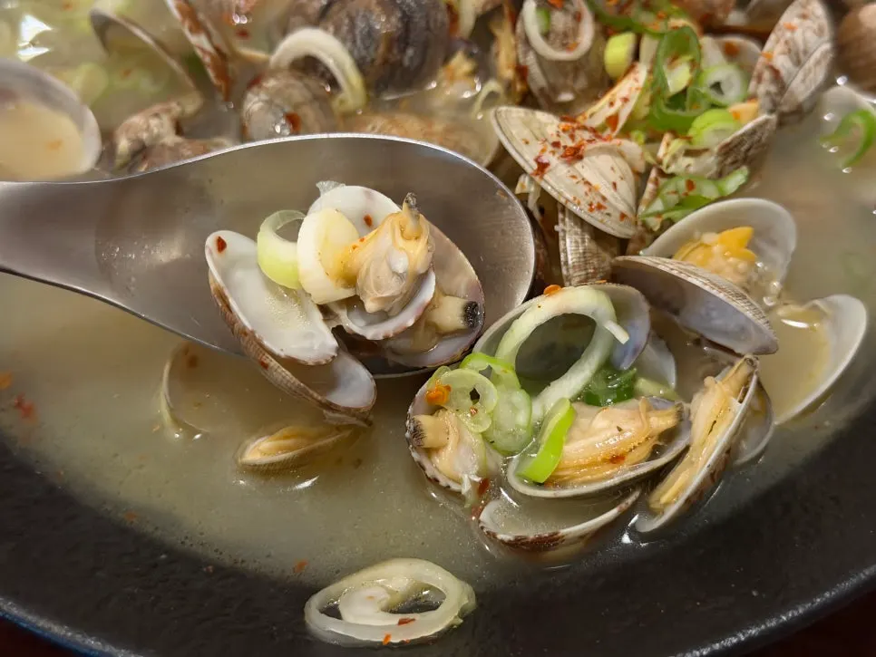 Noodles added into the clam sool-jjim