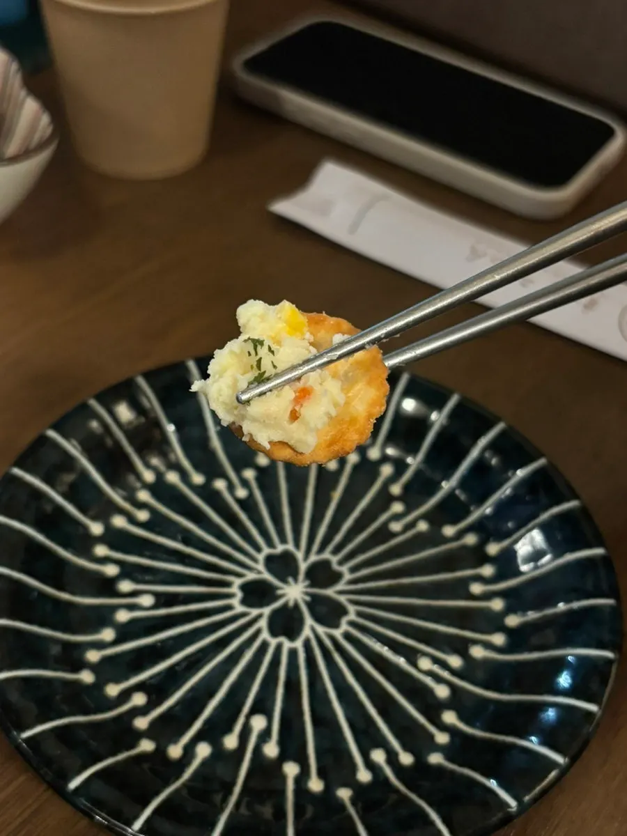 기본 안주 감자샐러드와 크래커