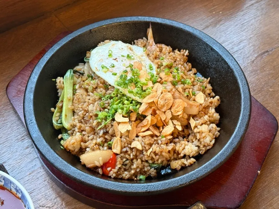 직화로 구운 닭목살 구이와 채소
