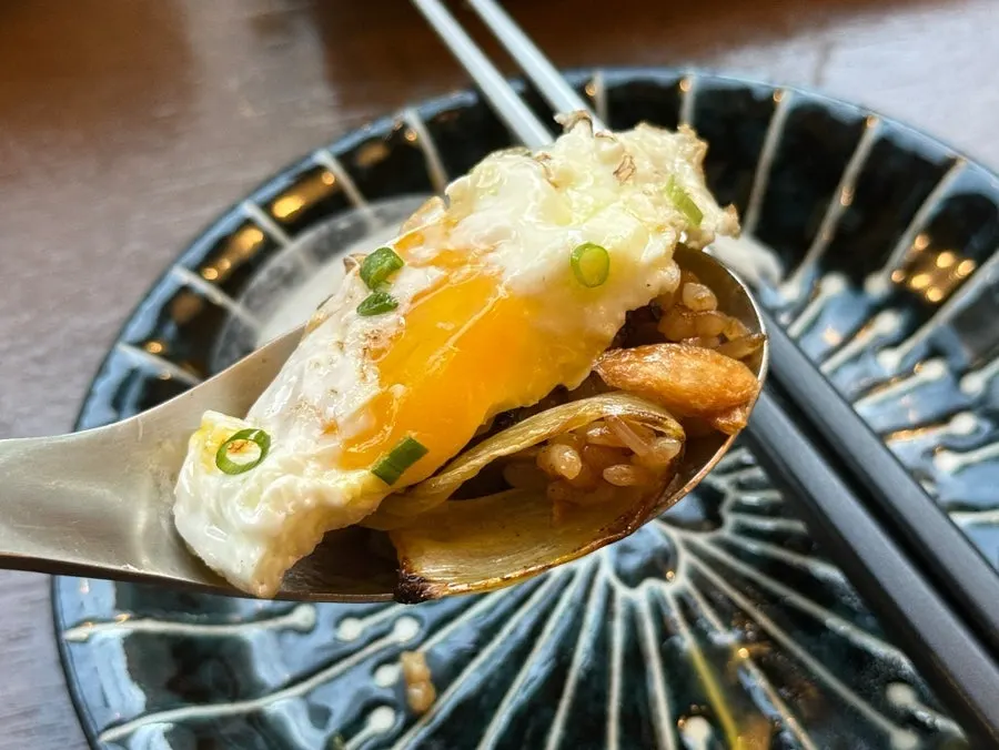반숙 계란이 올라간 항정살 철판 볶음밥
