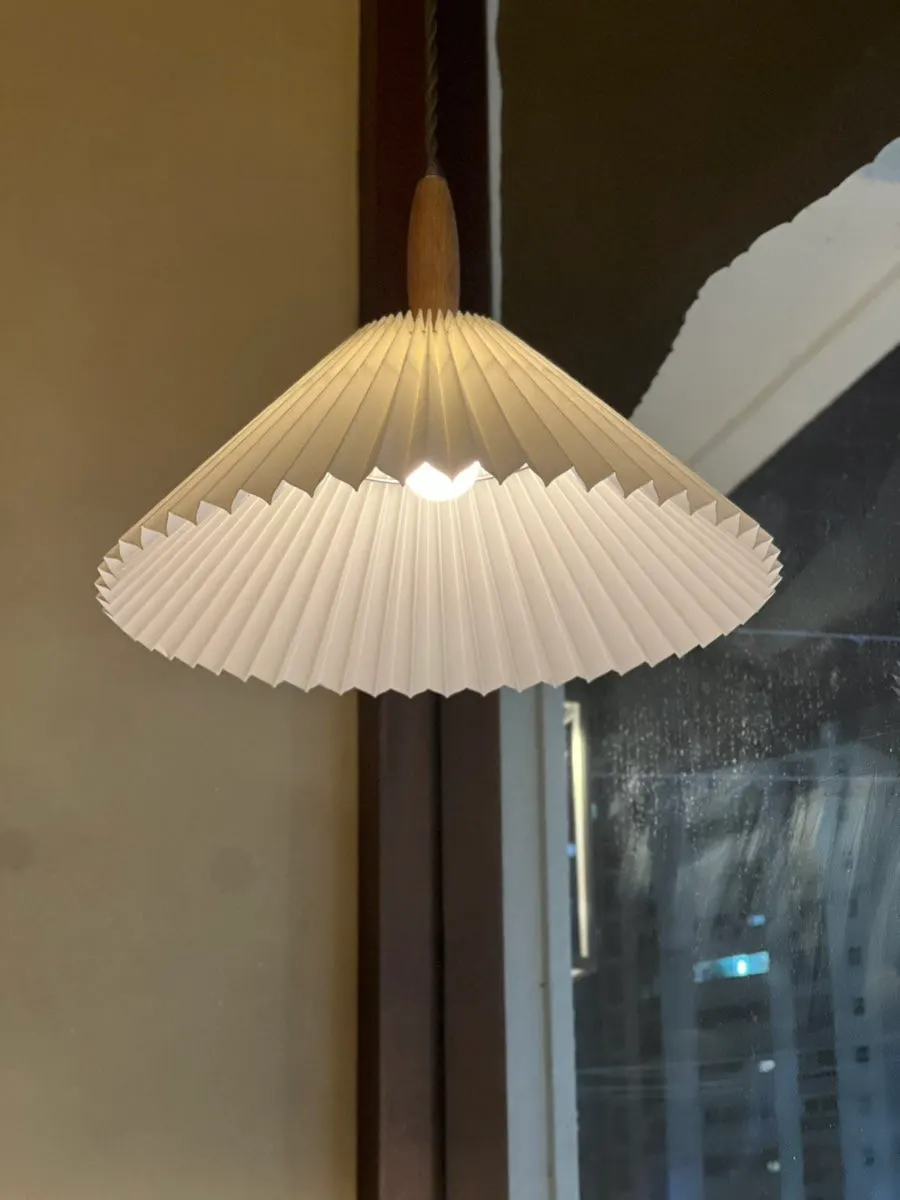 Interior decor and lighting at Wakoan Suseong Beomeo Branch