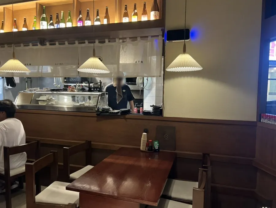 Table seating arrangement at Wakoan Suseong Beomeo Branch