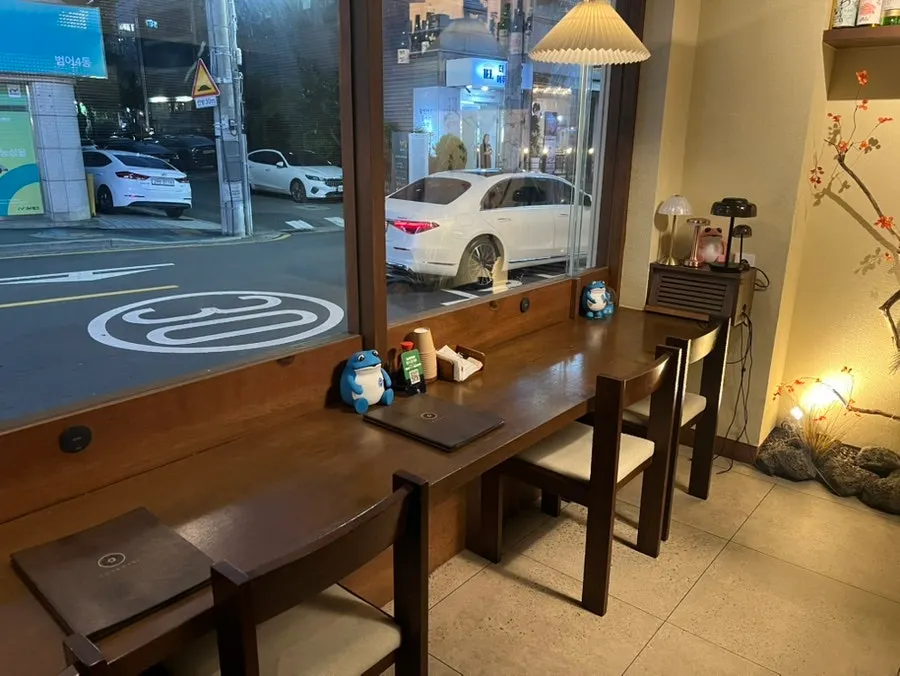 Bar table and window seats at Wakoan