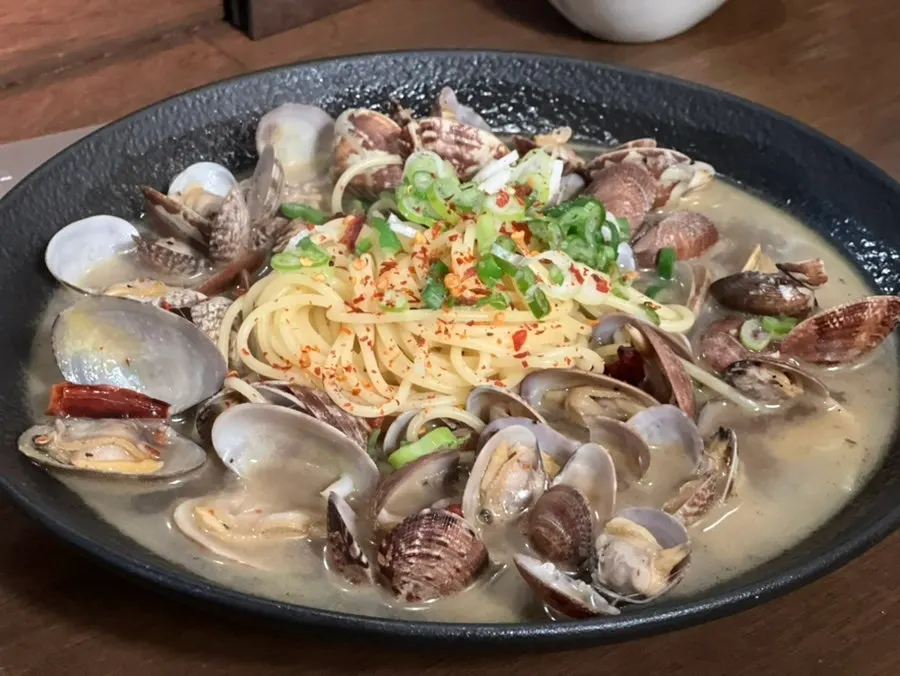 Wakoan's steamed clams in sake with noodles added