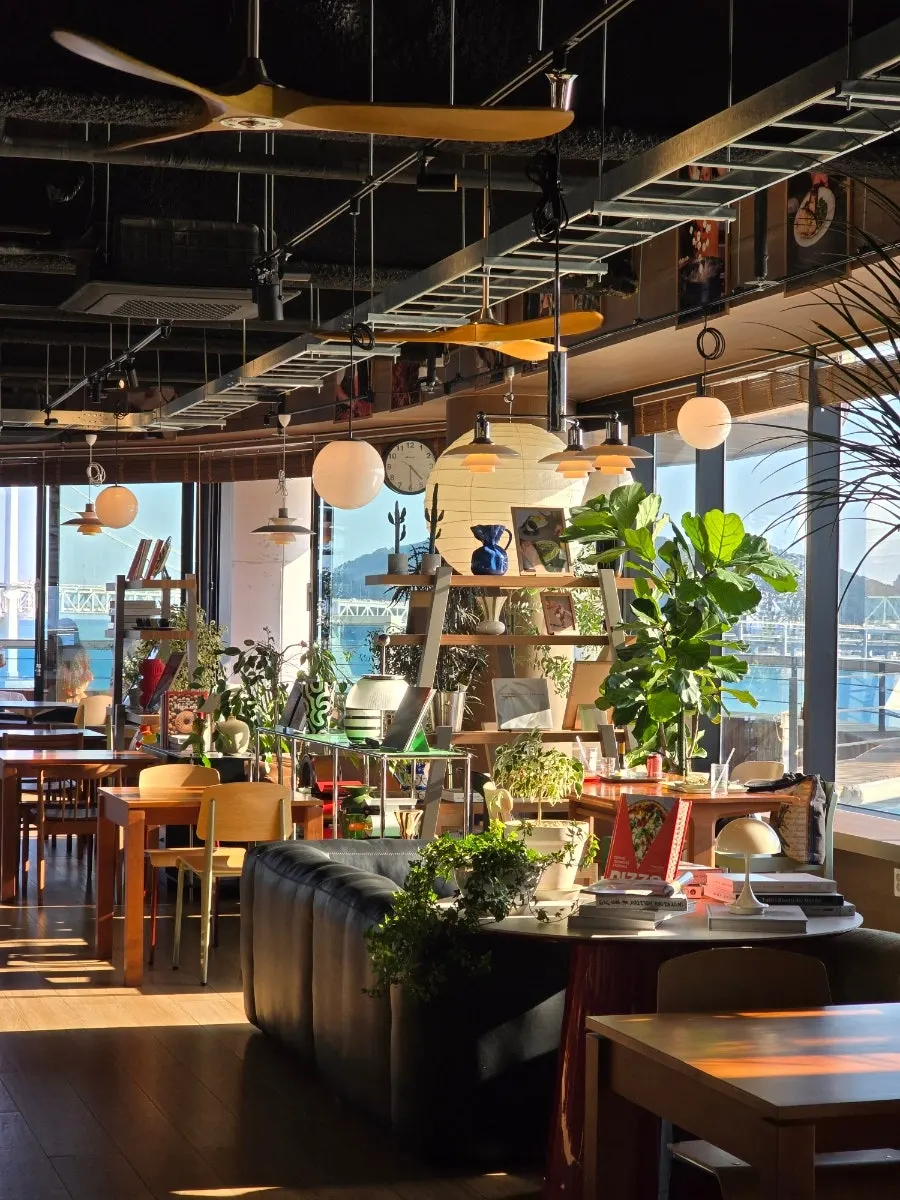Round table seating at Working Holiday Minrak