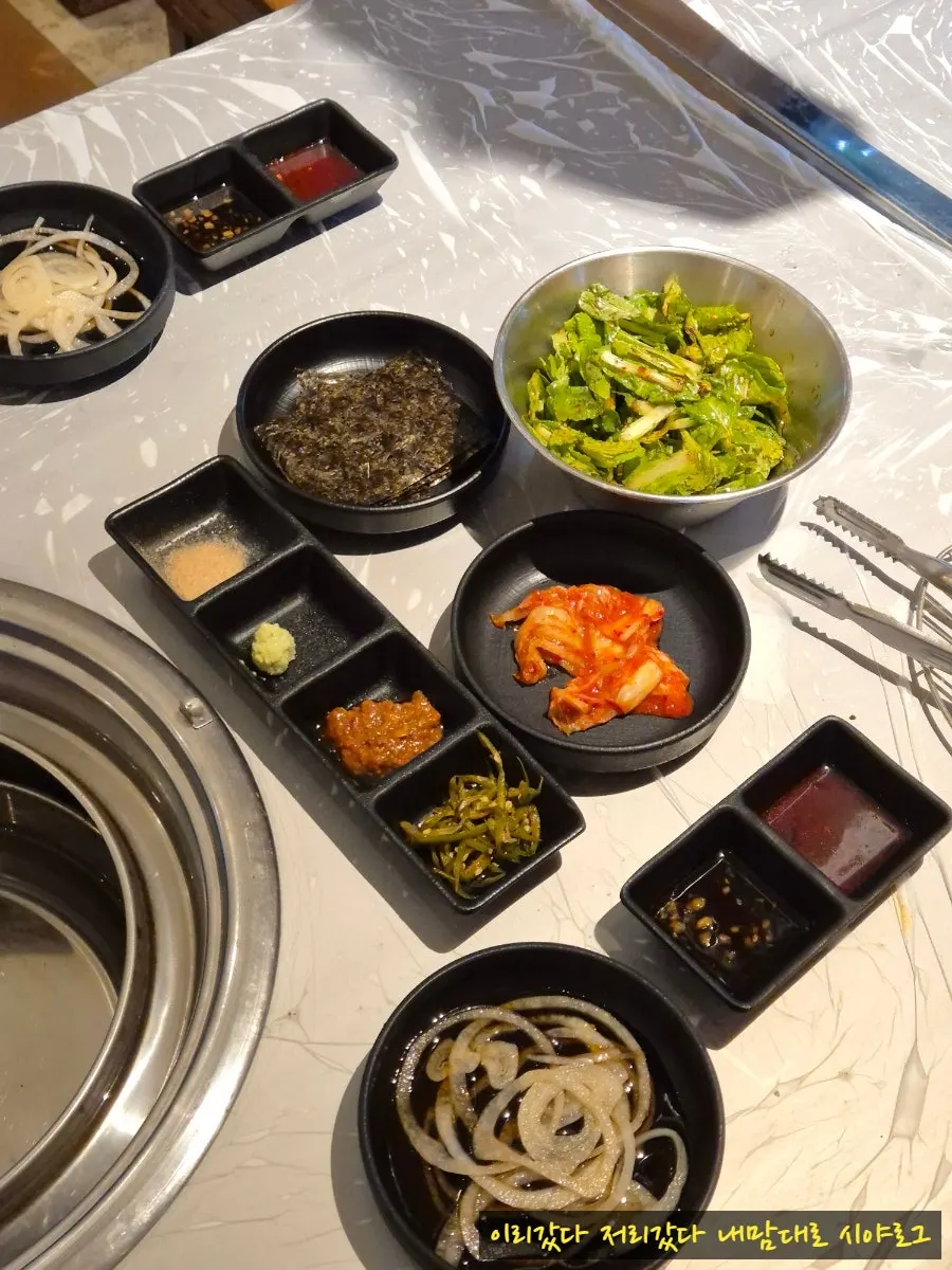 테이블 아래 수저와 컵