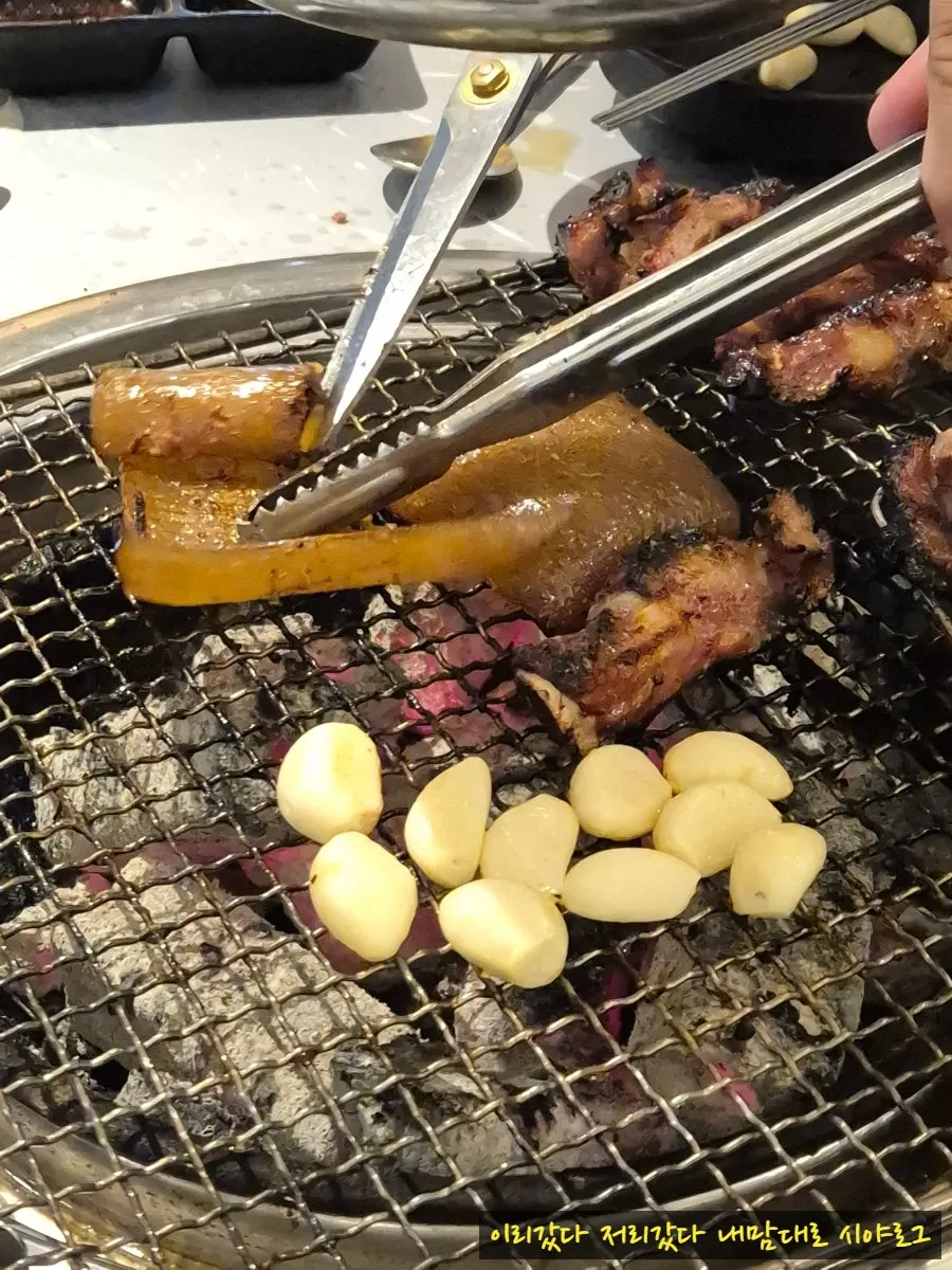 고소하고 쫄깃한 돼지껍데기 마무리