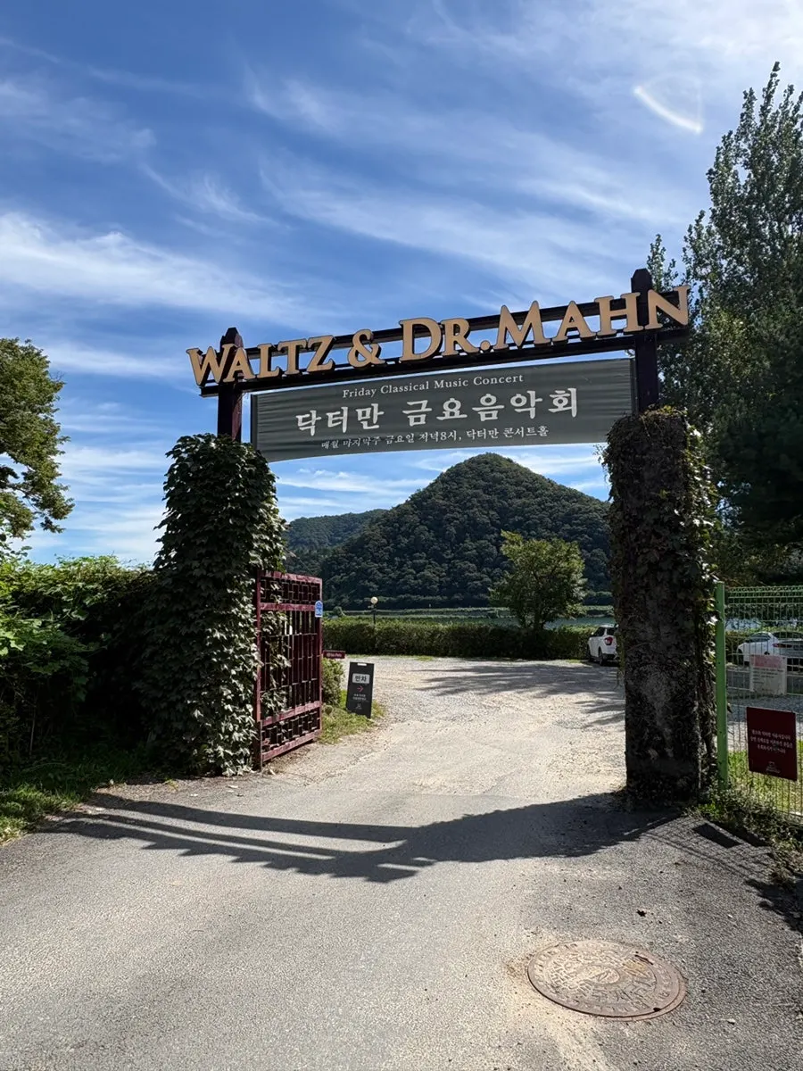 Waltz and Dr. Mahn, a stop along the outing to Dumulmeori