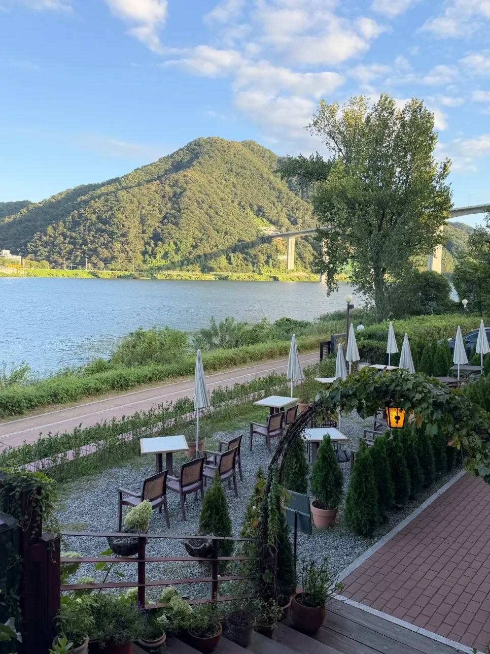 Bukhan River scenery seen through the window