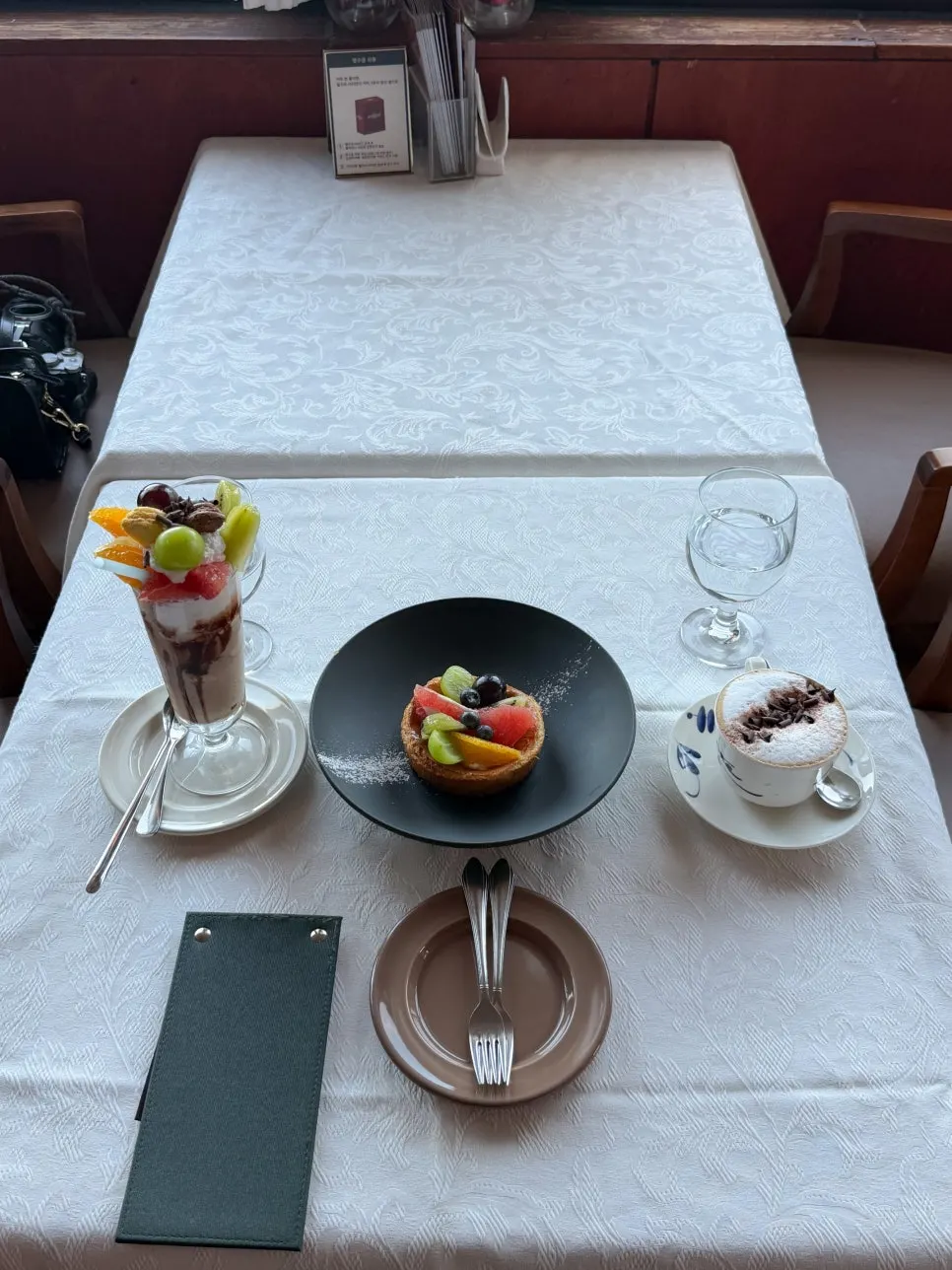 Table set with our ordered drinks and dessert