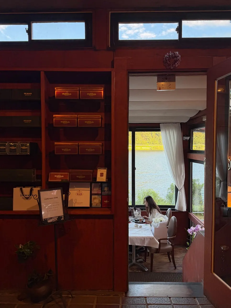 The café's window atmosphere at dusk