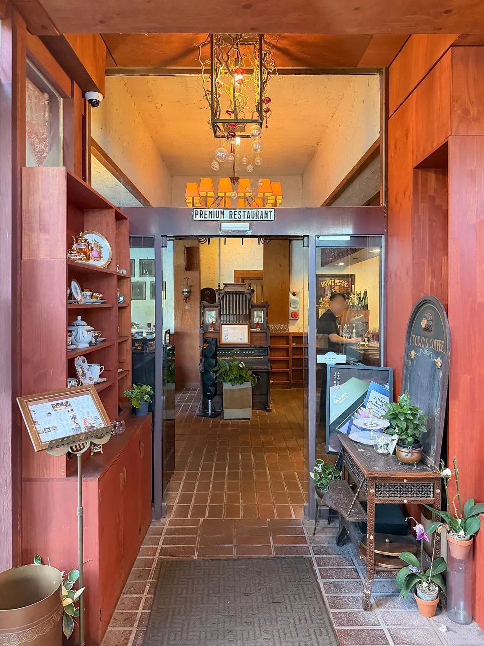Interior decor and lighting at Waltz and Dr. Mahn