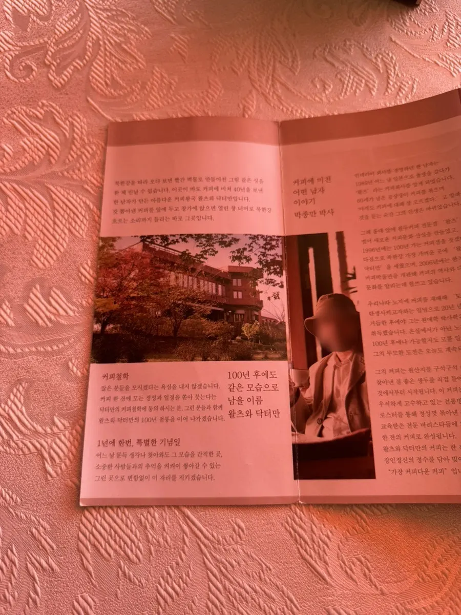 파르페와 케이크가 실린 디저트 메뉴