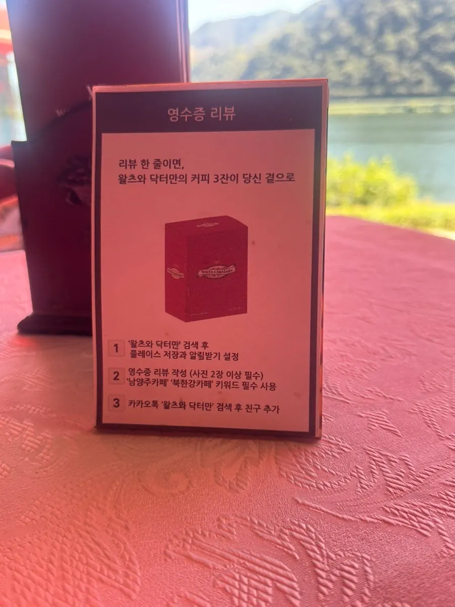 테이블에 놓인 카페 안내 팜플렛