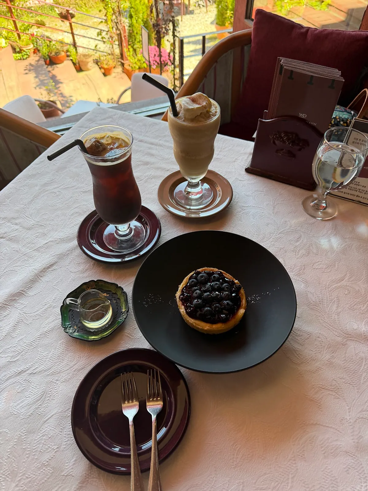 Iced americano and iced Vienna coffee