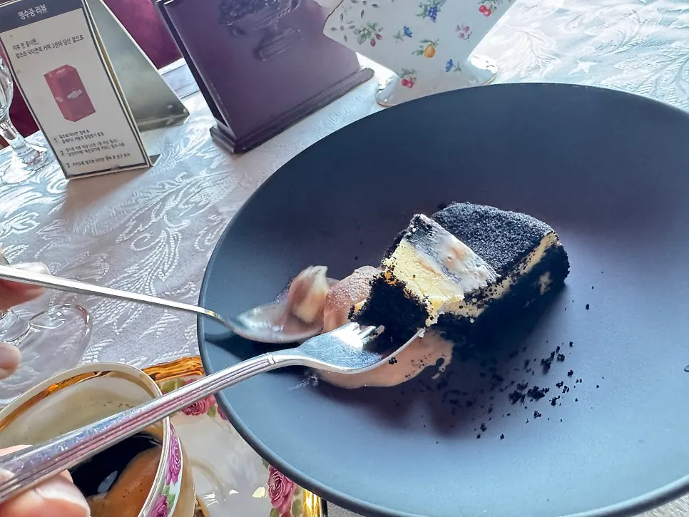 Camembert cheesecake topped with vanilla ice cream