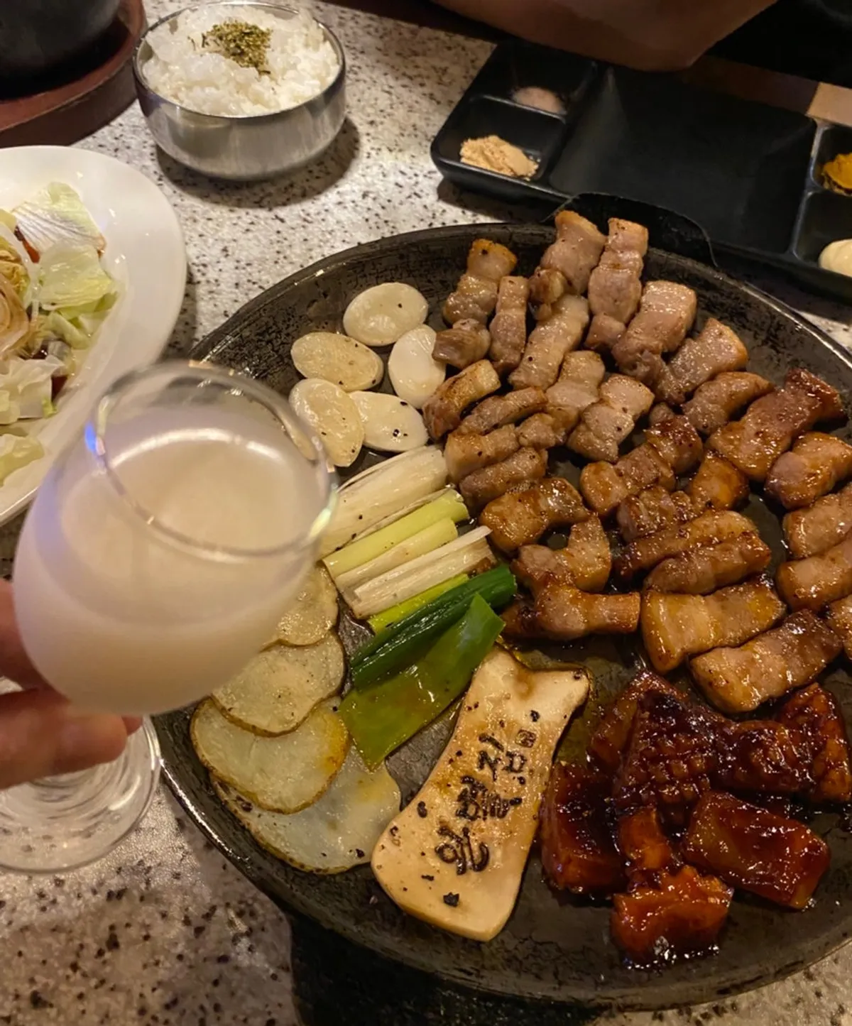 유리잔에 담겨 나온 식전주 달빛 유자 막걸리