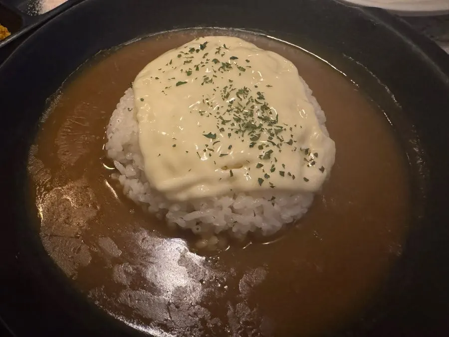 무료로 제공되는 어린이용 치즈카레라이스