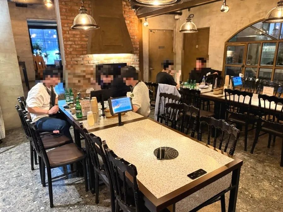 Interior and tables at Wanbeoljip Kyungsung University Branch